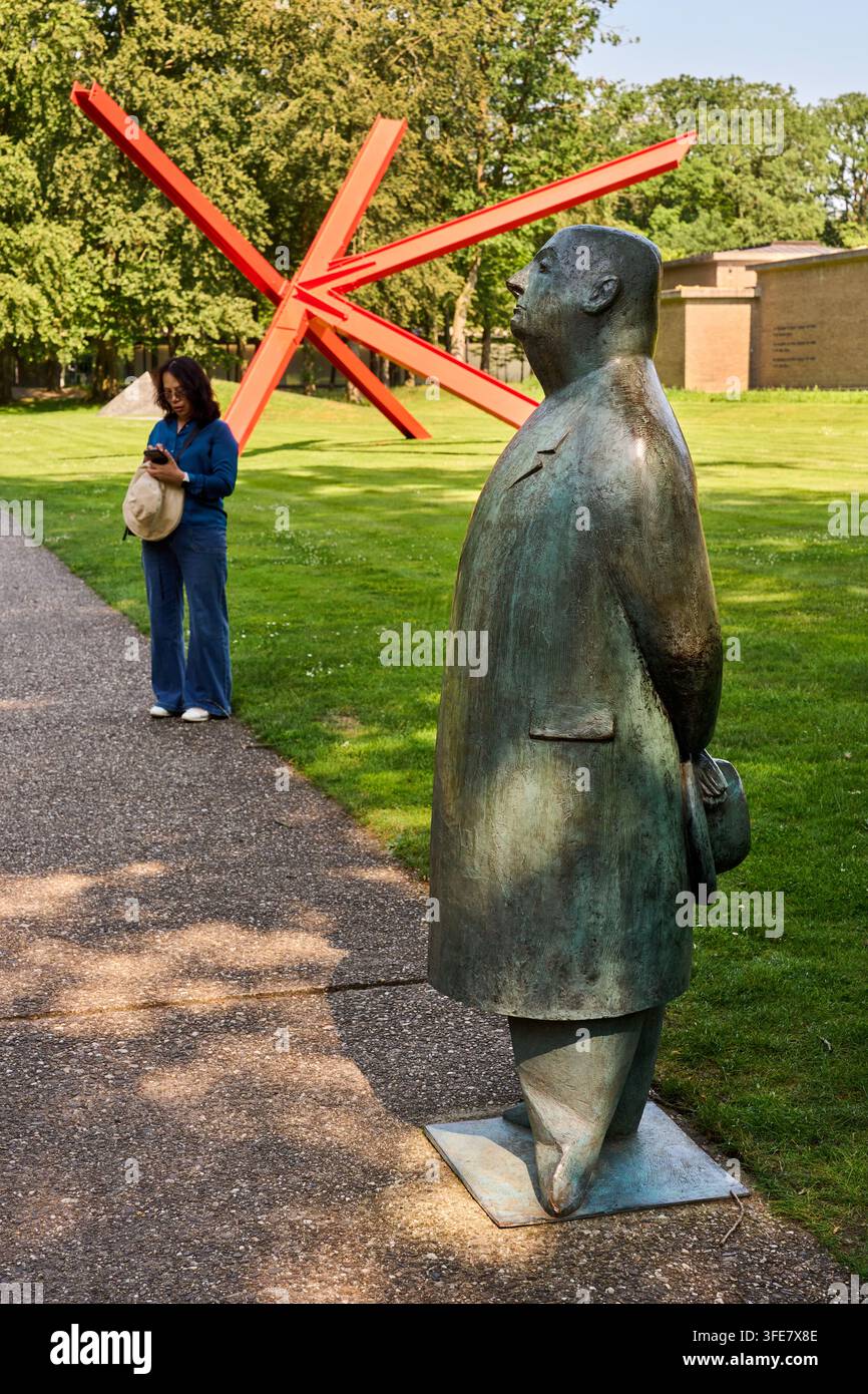 Meneer Jacques, Mister Jacques, 1955, Oswald Wenckebach, Rückseite: K-Stück, 1972, Mark Di Suvero, Kröller-Müller-Museum, De Hoge Veluwe-Nationalpark, Ott Stockfoto