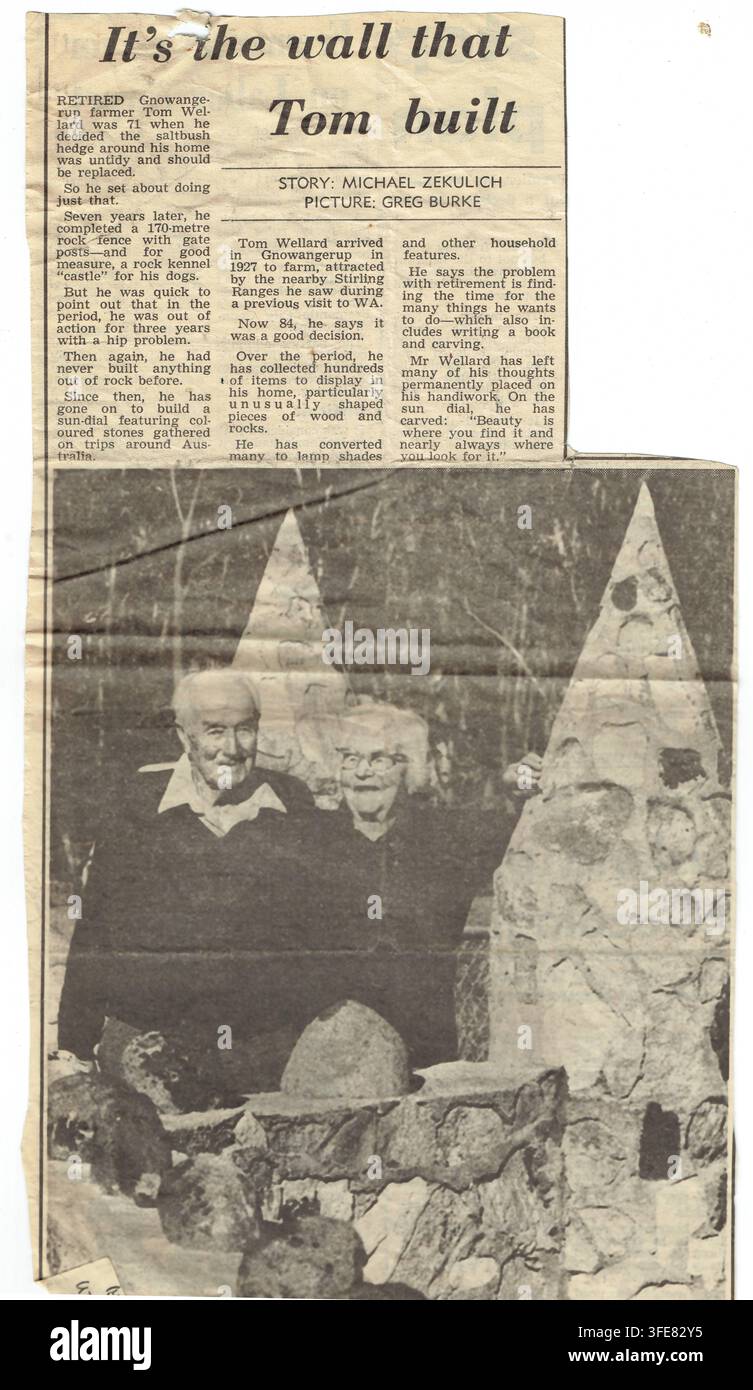 Ein ultrabreitdichter Druckzeitungsredaktionsbeitrag aus etwa 1982, verfasst von Michael Zekulich, mit dem Titel "Es ist die Mauer, die Tom bu Stockfoto