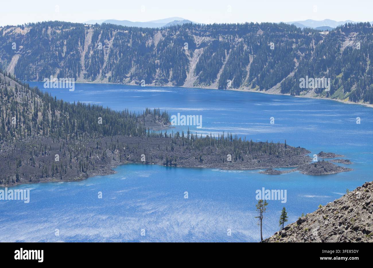 Wizard Island umgeben von tiefblauem Wasser innerhalb der Caldera des Crater Lake National Parks, Oregon, USA Stockfoto