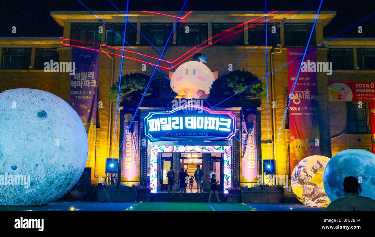 Nachtansicht des Eingangs zum Family Theme Park-Fest mit beleuchteten Dekorationen in Daejeon, Korea. Stockfoto