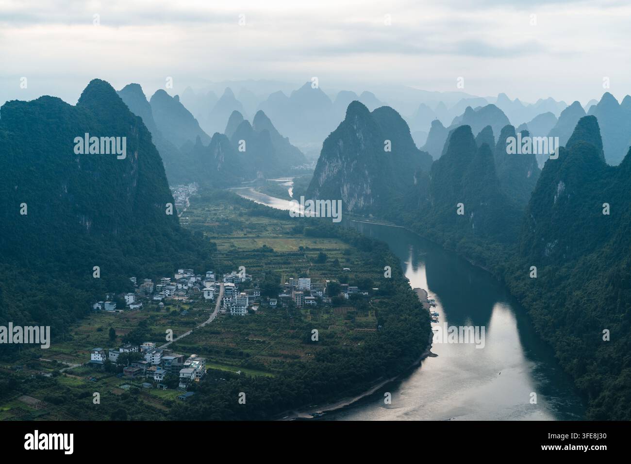 Luftaufnahme des malerischen Li-Flusses, der sich an Kalksteinbergen und ländlichen chinesischen Dörfern vorbeischlängelt Stockfoto