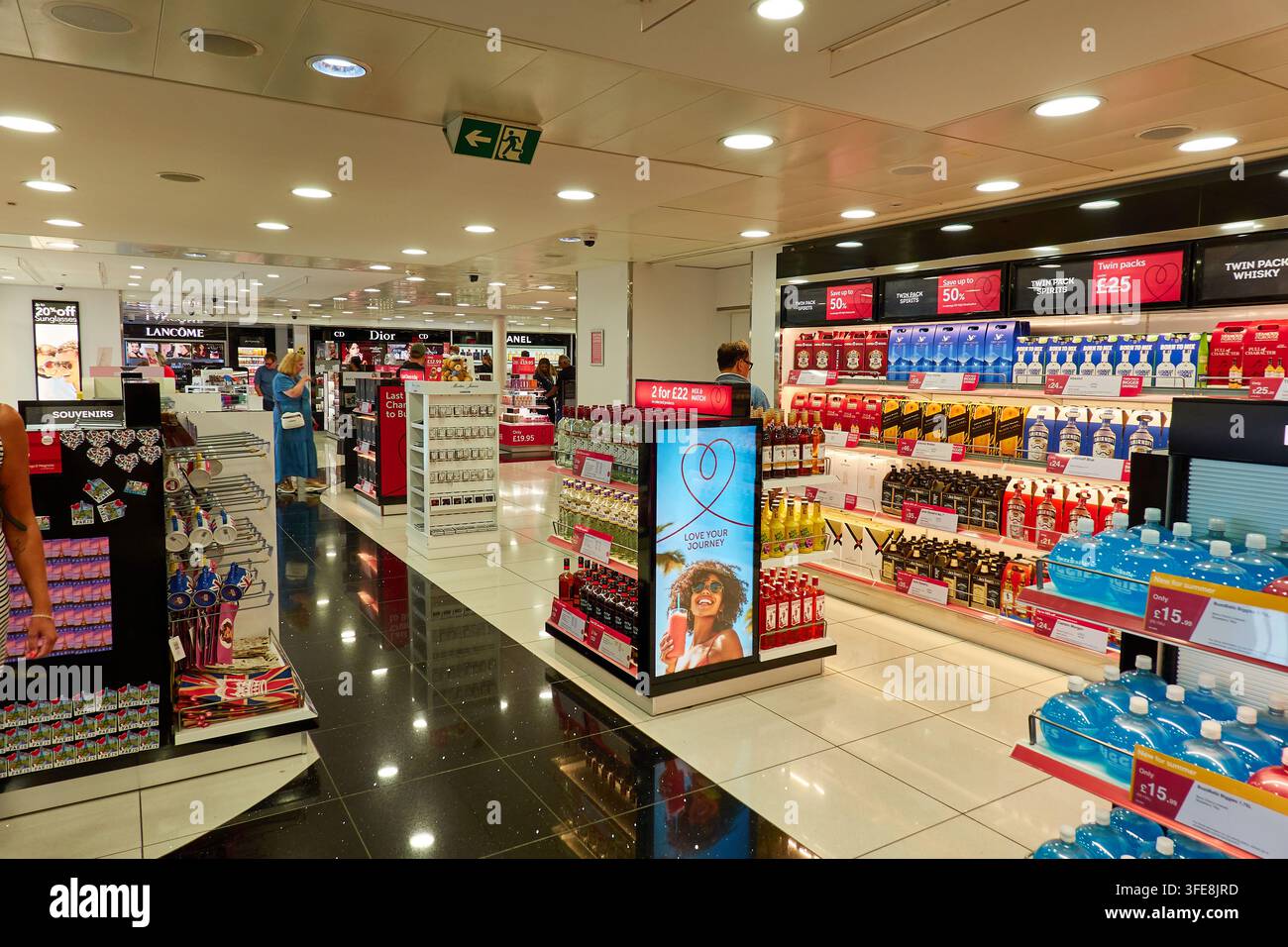 P&O Ferries Duty Free Shop Interieur mit Alkohol, Parfüm, Kosmetik und Souvenirs zur Schau gestellt Stockfoto