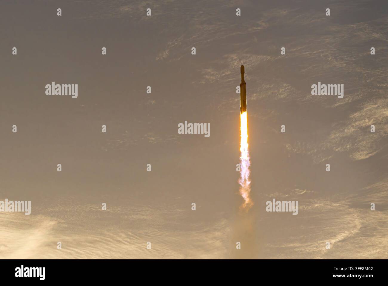 Das NASA-Nancy-Grace-Roman-Weltraumteleskop startet an Bord einer SpaceX Falcon Heavy vom Kennedy Space Center, Florida, am 30. August 2026. Stockfoto