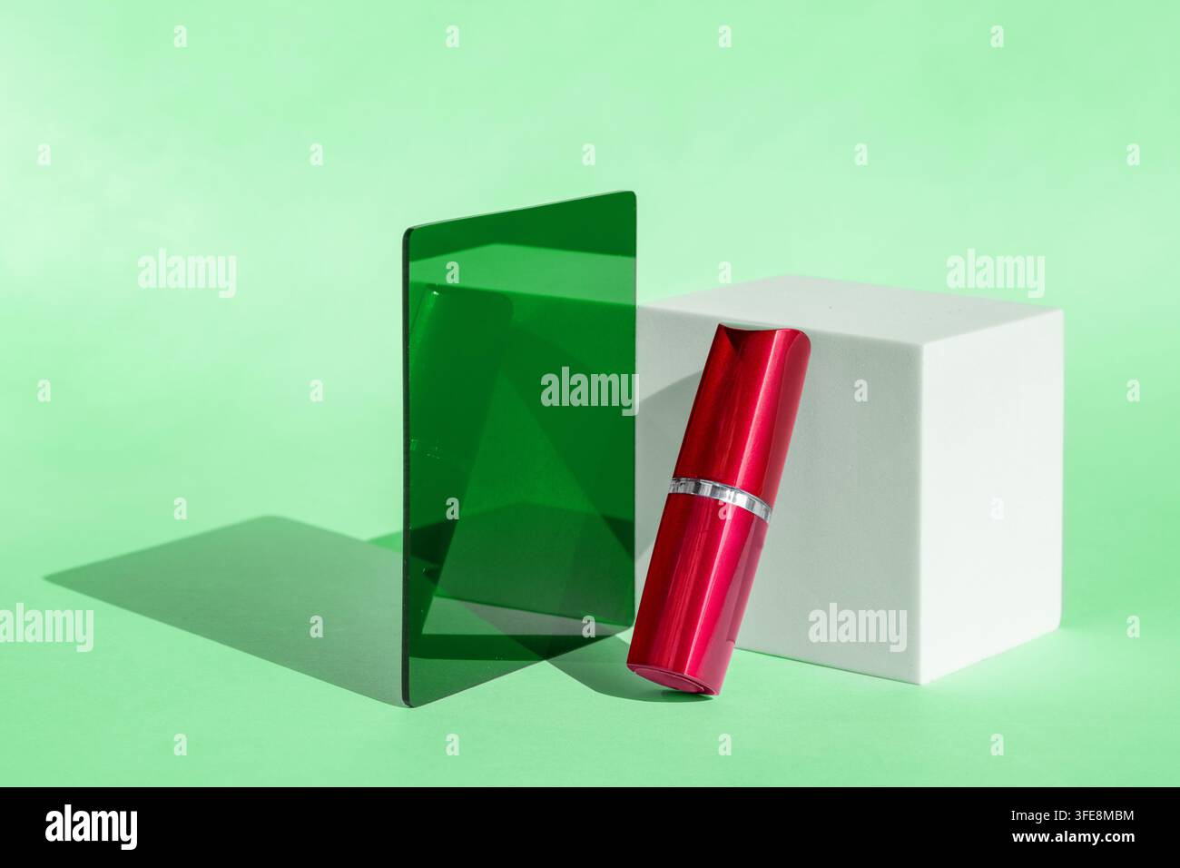 Minimalistische Anzeige von rotem Lippenstift und Hautpflegeprodukten Stockfoto