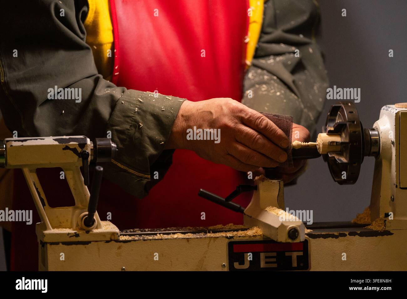 Holzhandwerker verwendet eine Drehmaschine zum Formen von Holz Stockfoto