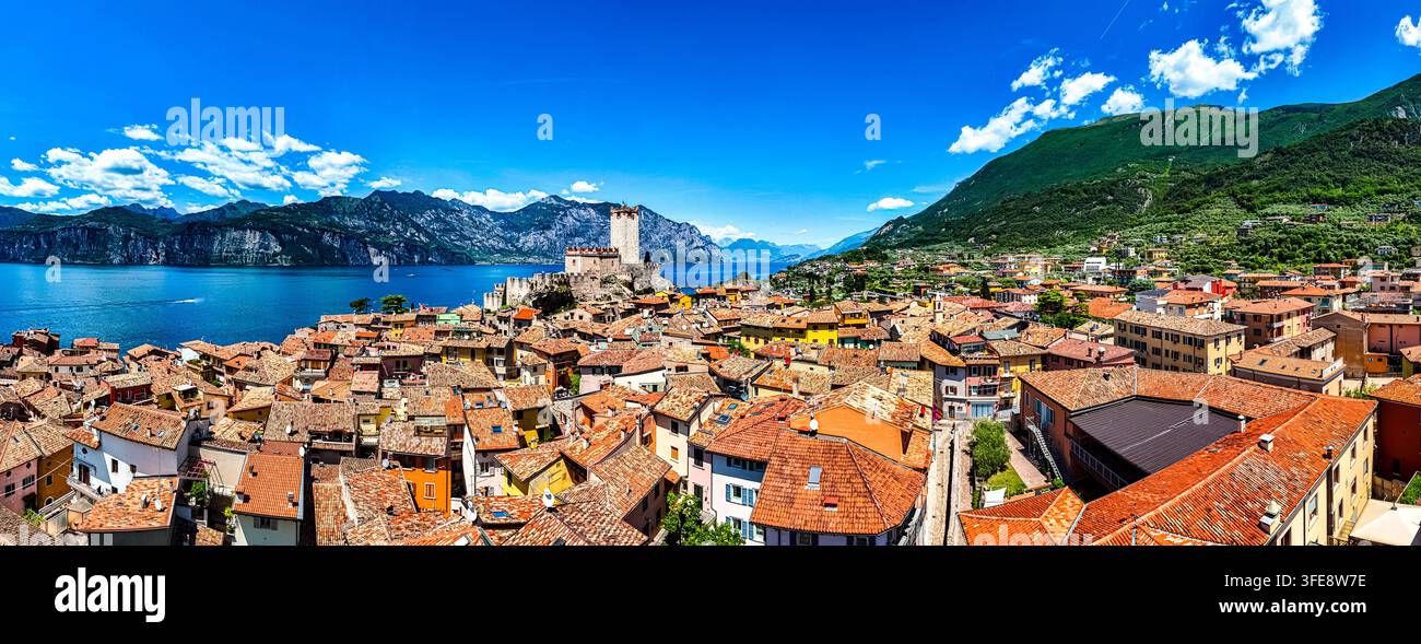 Luftbild von Malcesine am Ufer des Gardasees in der Provinz Verona, Region Venetien, Italien. Stockfoto