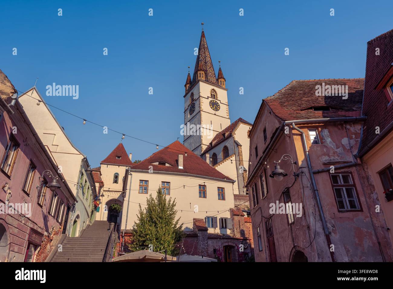 Lutherische Kathedrale der Heiligen Maria erhebt sich über historischen Gebäuden in Sibiu, Siebenbürgen, Rumänien Stockfoto