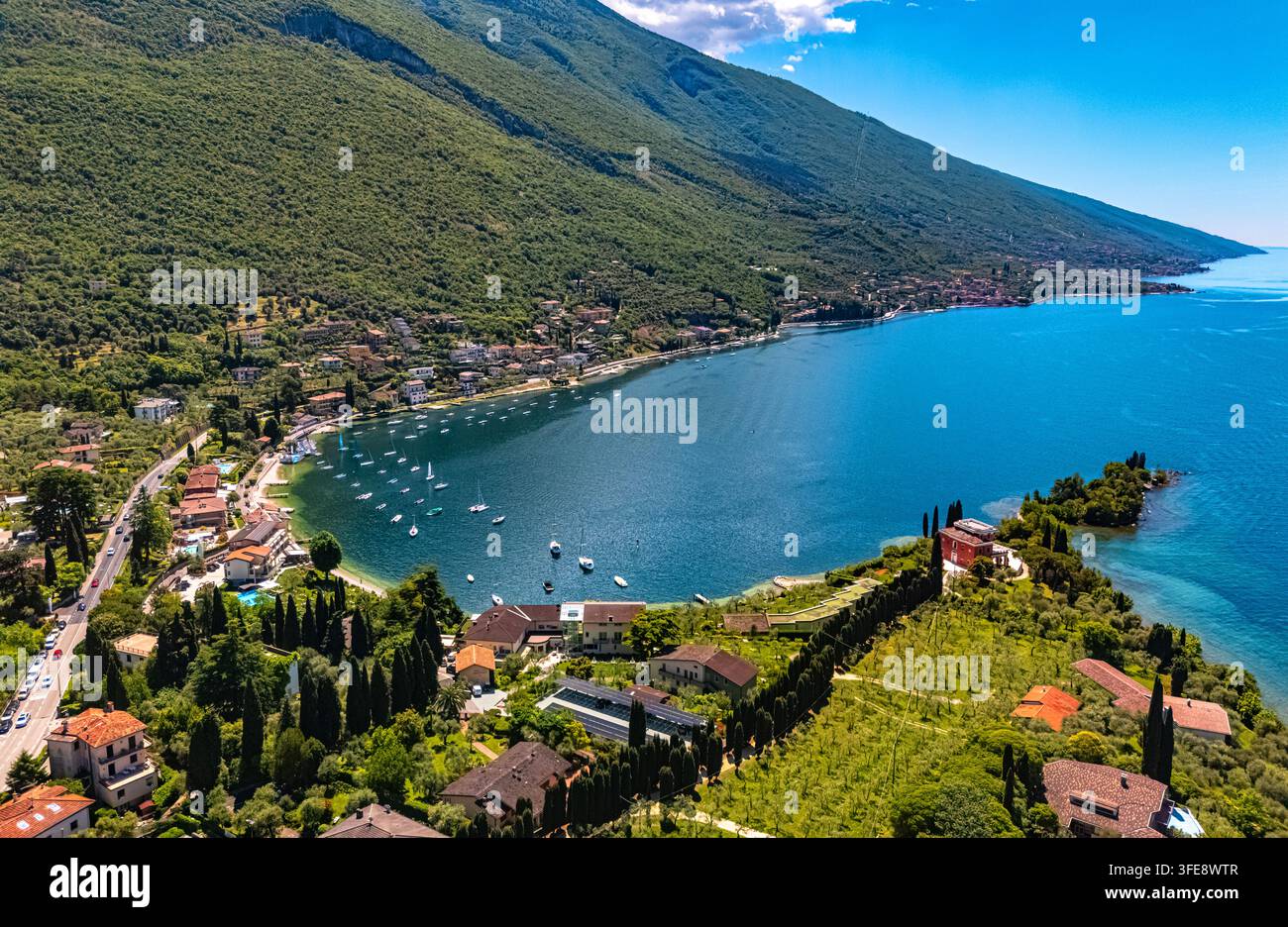 Luftbild von Malcesine am Ufer des Gardasees in der Provinz Verona, Region Venetien, Italien. Stockfoto