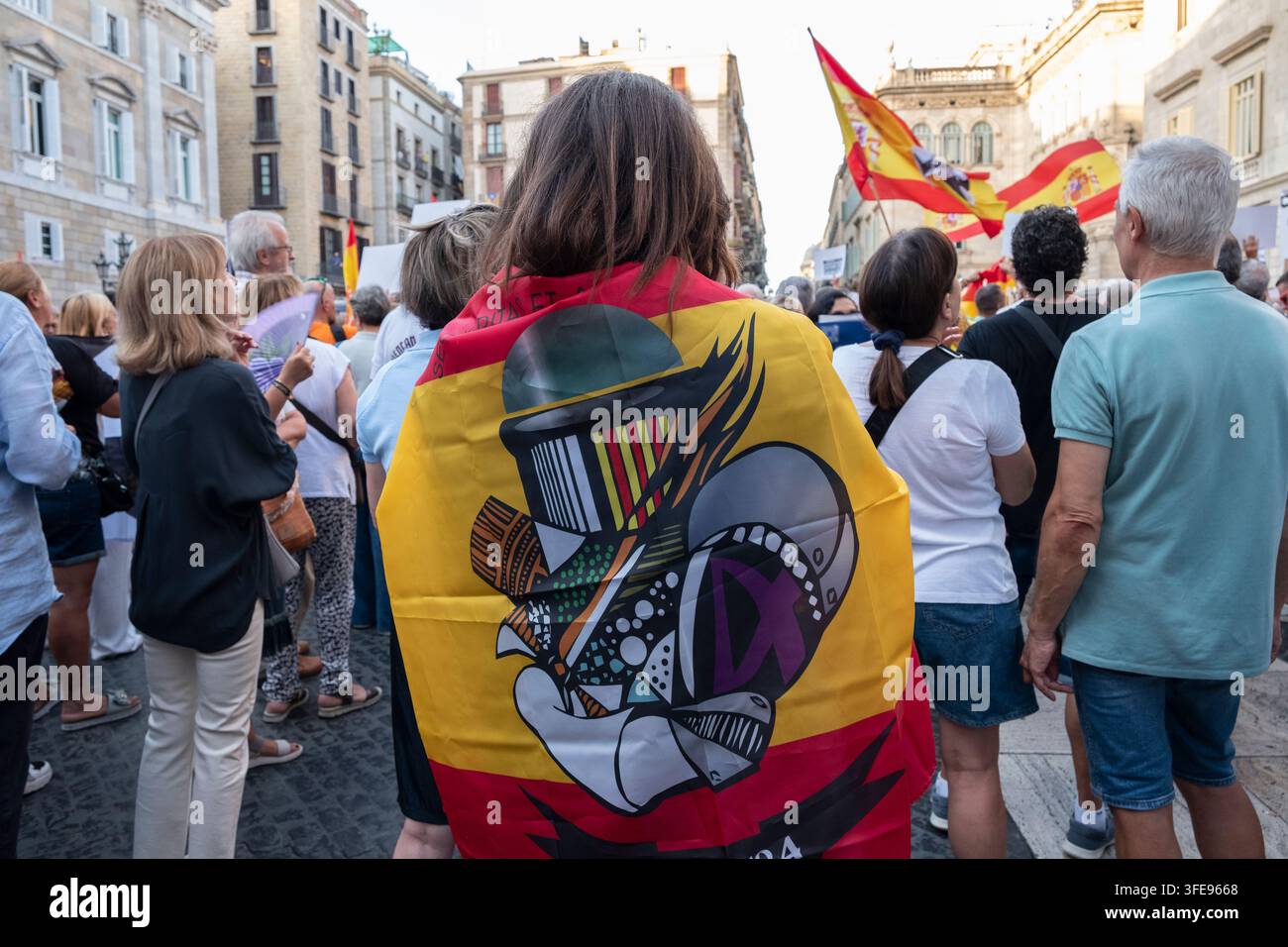 Tausende von Bürgern versammelten sich am 2. Sept. 2026 auf dem Plaça Sant Jaume in Barcelona bei Demonstrationen zur Unterstützung von Ceuta und gegen die Regierung.Spanien Stockfoto