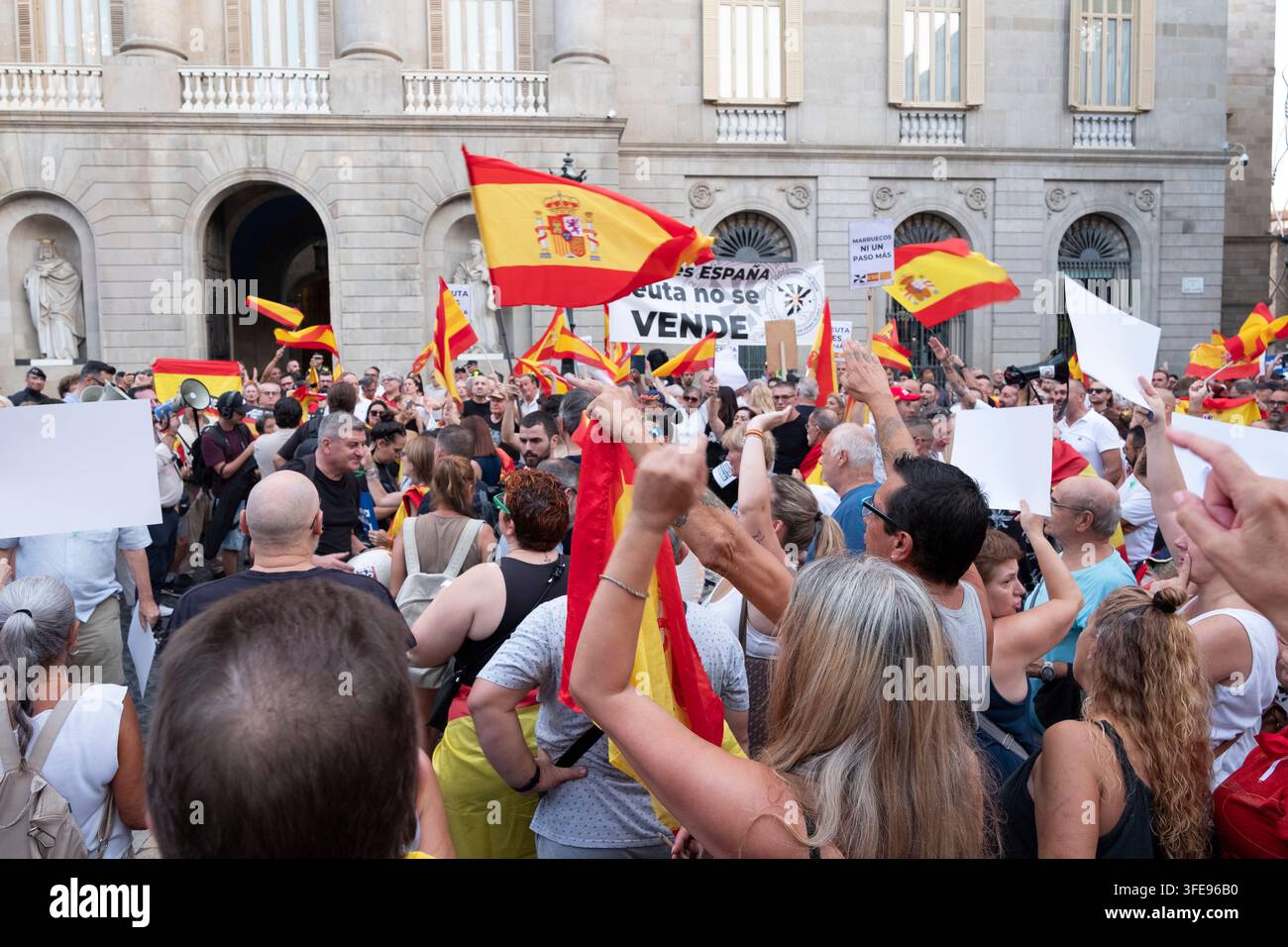 Tausende von Bürgern versammelten sich am 2. Sept. 2026 auf dem Plaça Sant Jaume in Barcelona bei Demonstrationen zur Unterstützung von Ceuta und gegen die Regierung.Spanien Stockfoto