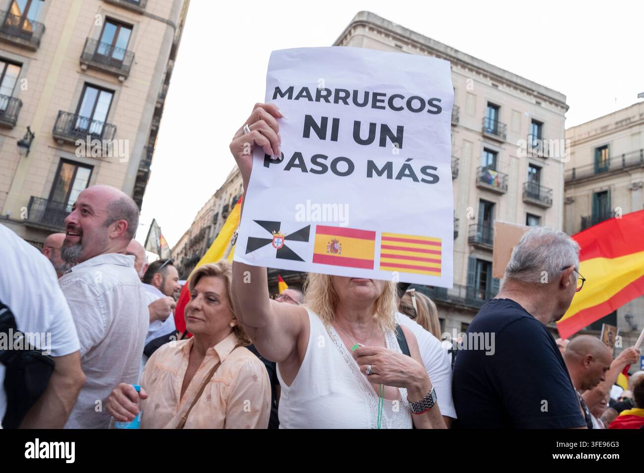 Tausende von Bürgern versammelten sich am 2. Sept. 2026 auf dem Plaça Sant Jaume in Barcelona bei Demonstrationen zur Unterstützung von Ceuta und gegen die Regierung.Spanien Stockfoto