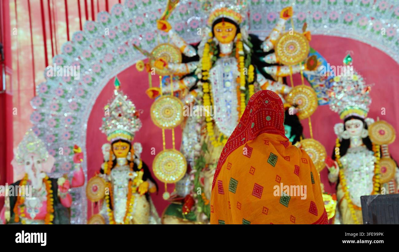 Gläubiger bewundert ein aufwendiges Durga-Göttinnen-Idol bei einem traditionellen Puja-Pandal Stockfoto