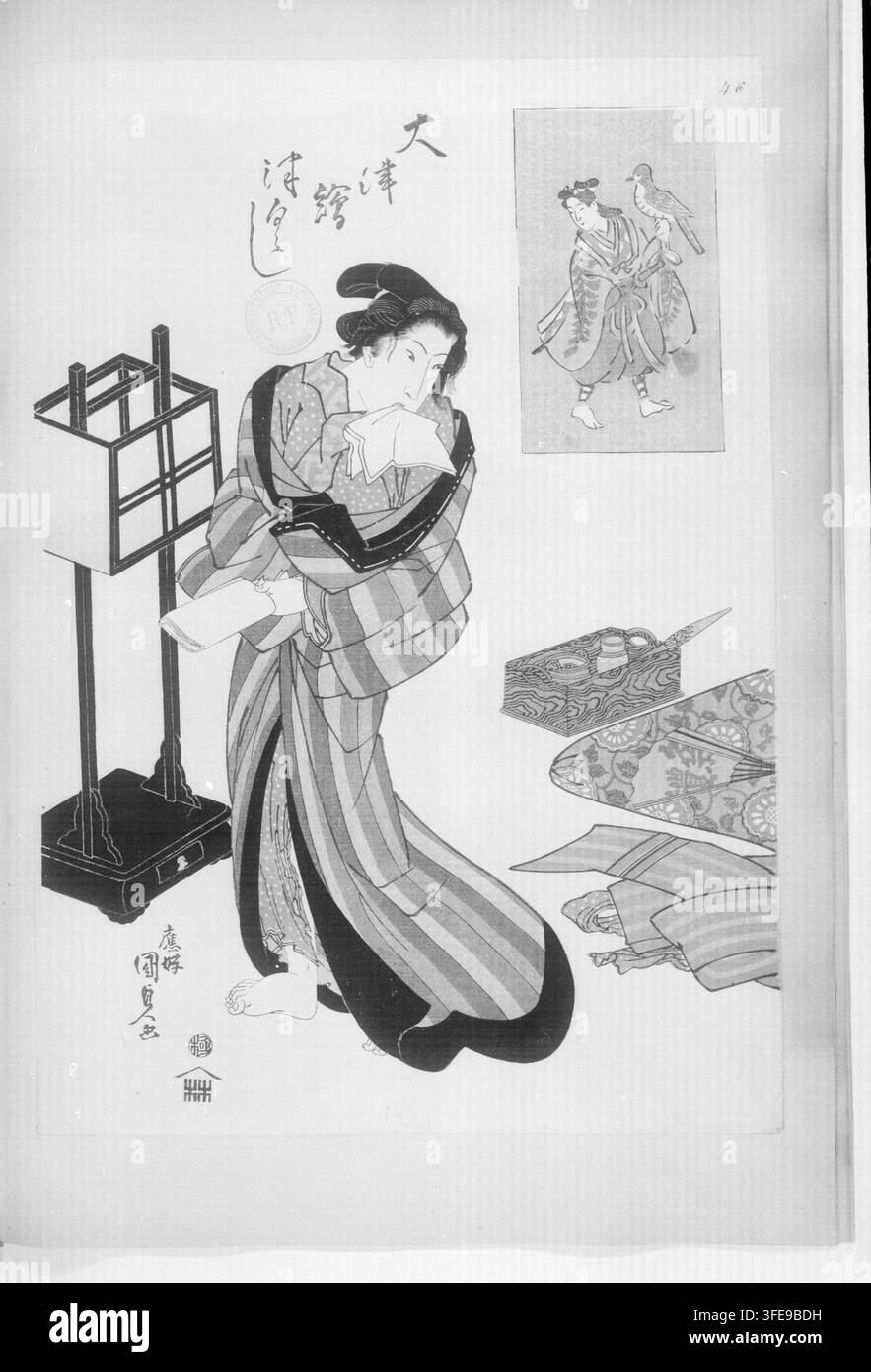 Ein japanischer Druck zeigt eine stehende Figur in geschichteten Gewändern, die ein Tuch vor ihr Gesicht hält, neben einem hohen Ständer mit einem Gitter oben, mit einer kleinen eingelegten Abbildung von zwei sich bewegenden Figuren und verstreuten Gegenständen, darunter eine Schachtel und gefaltete Textilien auf dem Boden, mit Text in der oberen linken und unteren linken Ecke, der „大津絵 / 湯迎 / 46“ lautet. Stockfoto