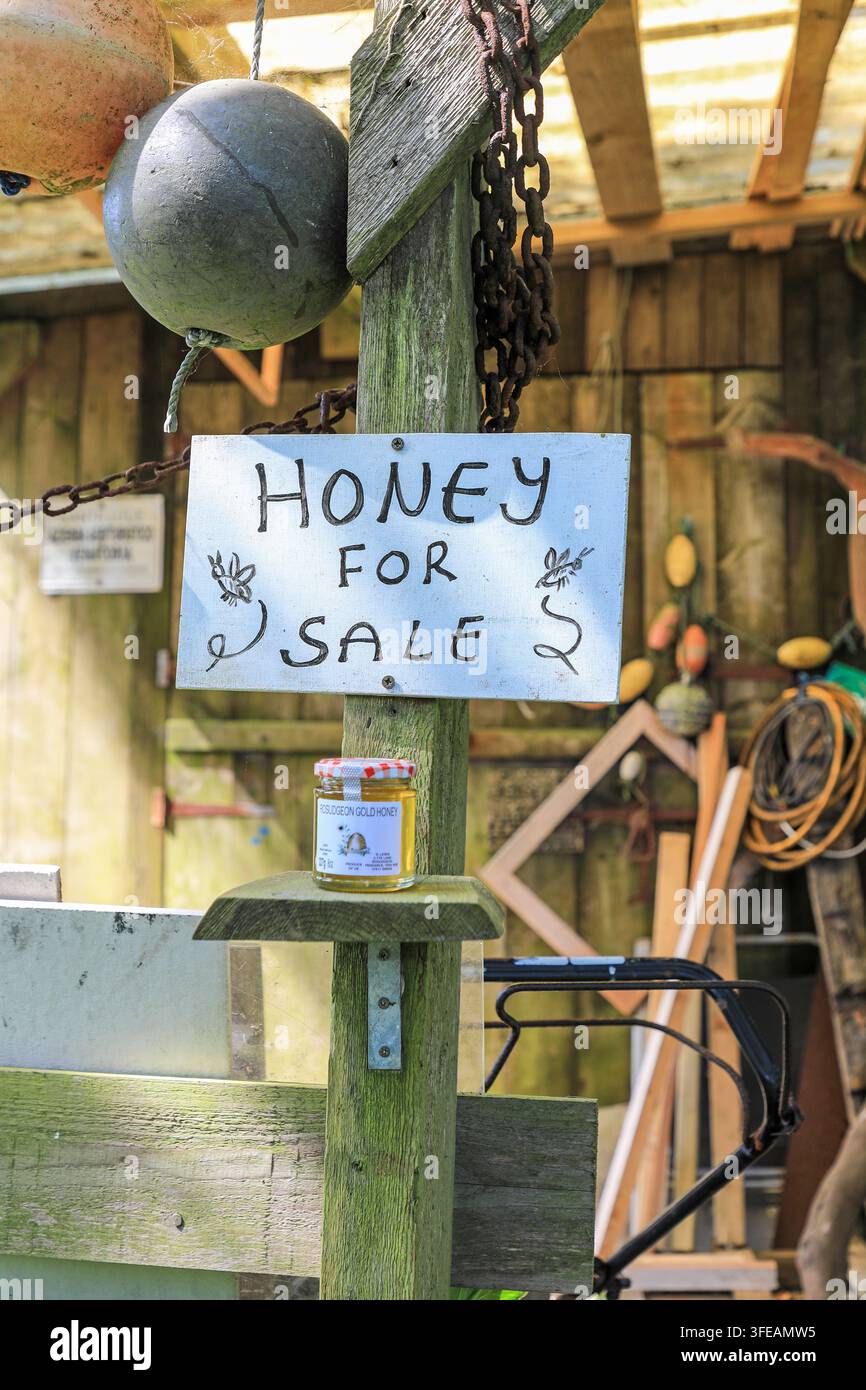 Ein Schild mit der Aufschrift Honig zum Verkauf, Cornwall, England, UK Stockfoto