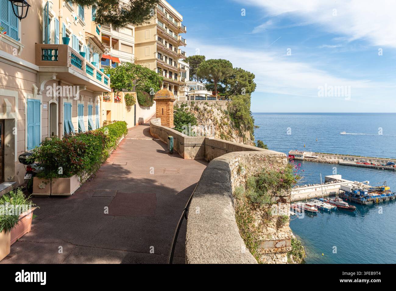 Pittoresker Küstenwanderweg unterhalb von Monaco-Ville mit Blick auf das Mittelmeer Stockfoto