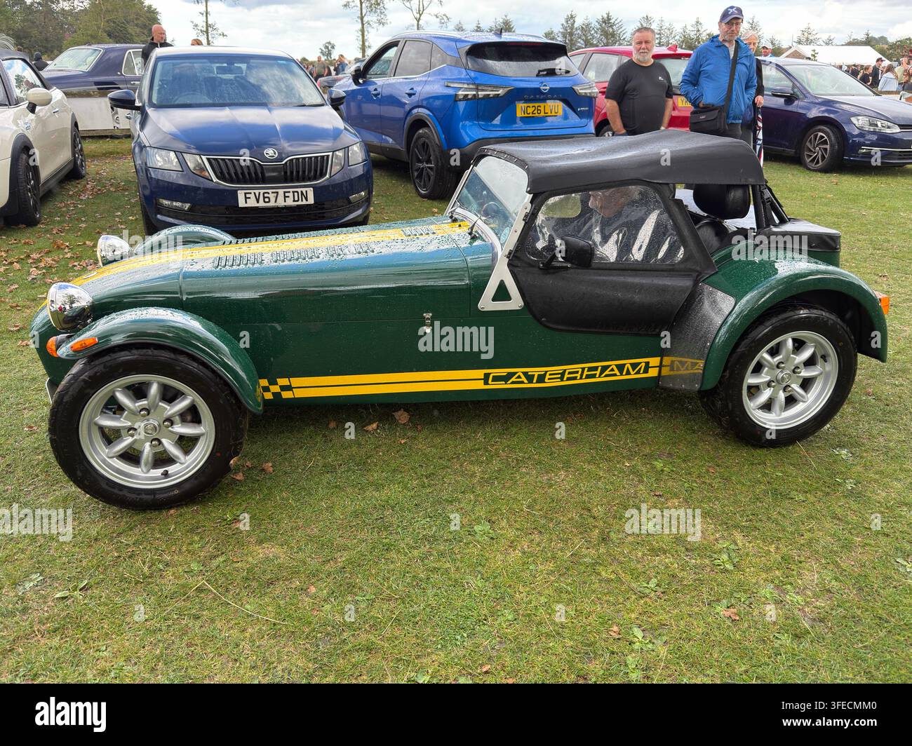 Caterham Seven Sportwagen, der auf einer Outdoor-Autostellung im Vereinigten Königreich ausgestellt ist Stockfoto
