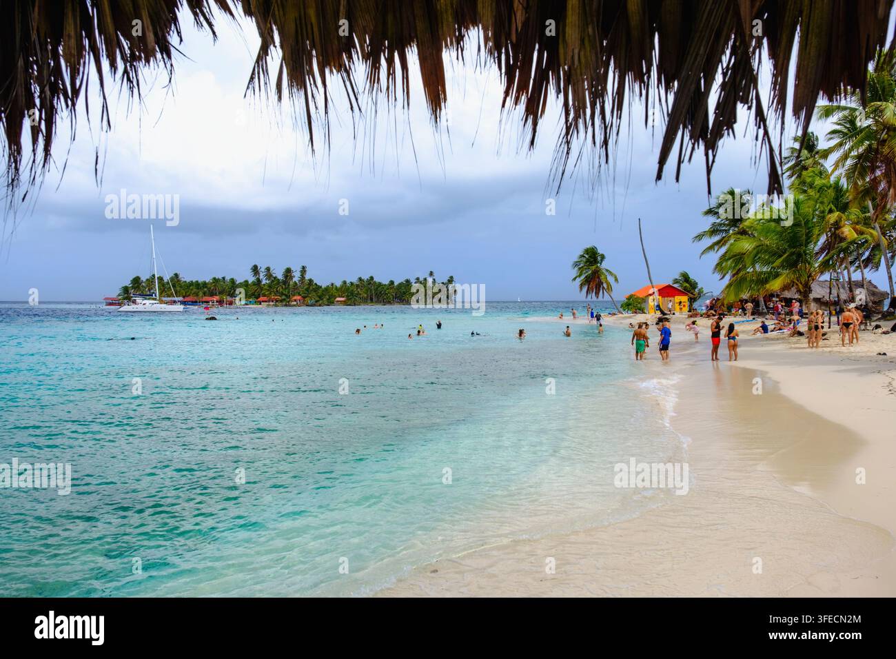 Assudub Bibbi Island, Dog Island, Touristen am karibischen Strand, Guna Yala, Kuna Yala Territorium, San Blas Archipel, Panama Stockfoto