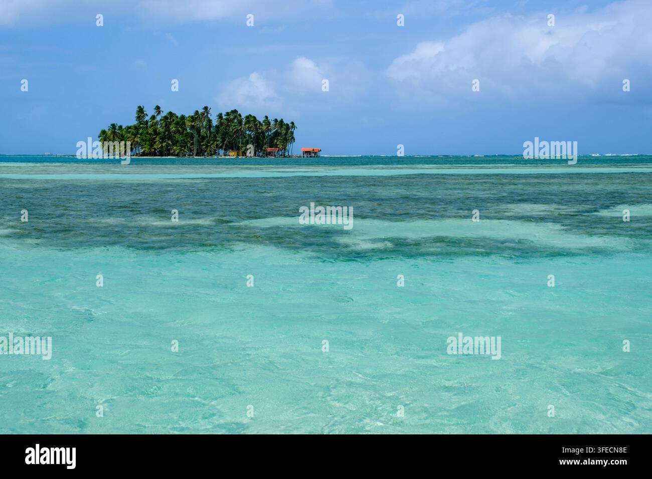 Natürliches Becken, Piscina Natural, Piscina Estrella, flache Sandbank mit kristallklarem Wasser im Archipel San Blas, Territorium Kuna Yala, Panama Stockfoto