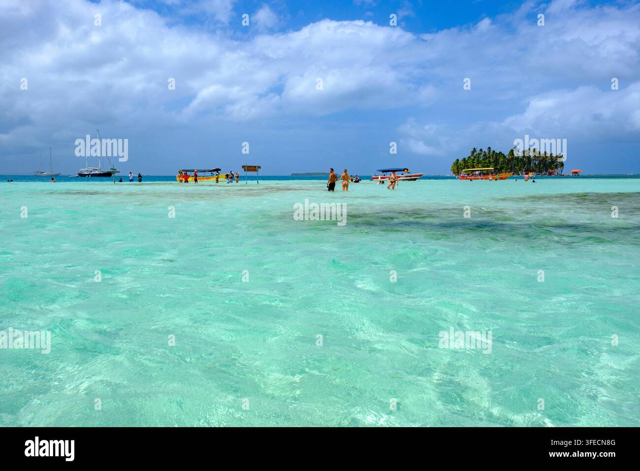 Touristen am Naturbecken, Piscina Natural, Piscina Estrella, flacher Sandstreifen, kristallklares Wasser, Archipel von San Blas, Gebiet Guna Yala, Panama Stockfoto