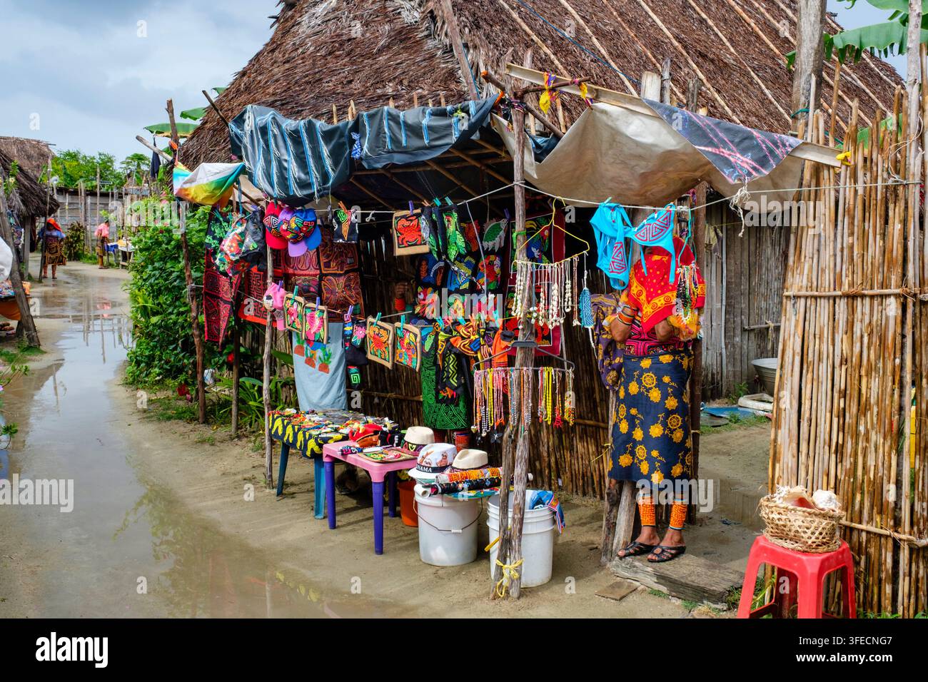 Frauen der Kuna Yala verkaufen Molas und andere Handarbeiten vor einer Stammeshütte im Dorf, Comarca Guna Yala, San-Blas-Inseln, Panama Stockfoto