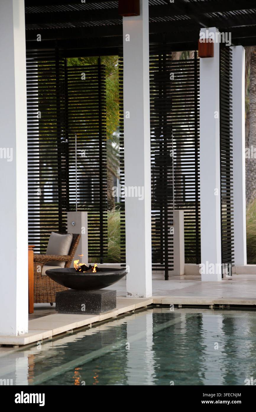Feuerstelle am Infinity-Schwimmbad im The Chedi Hotel Muscat Oman Stockfoto