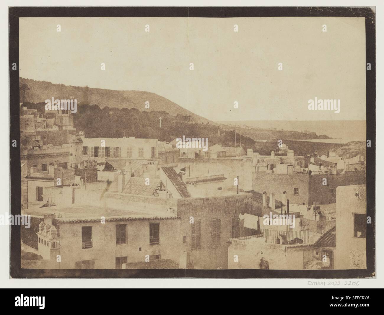 Ein Foto von Algier, Algerien, in den 1850er Jahren, das ein dicht bebautes Stadtgebiet mit niedrigen Gebäuden und einem abschüssigen Hügel im Hintergrund zeigt, aufgenommen von einem Schüler von Gustave Le Gray, einem französischen Fotografen. Stockfoto