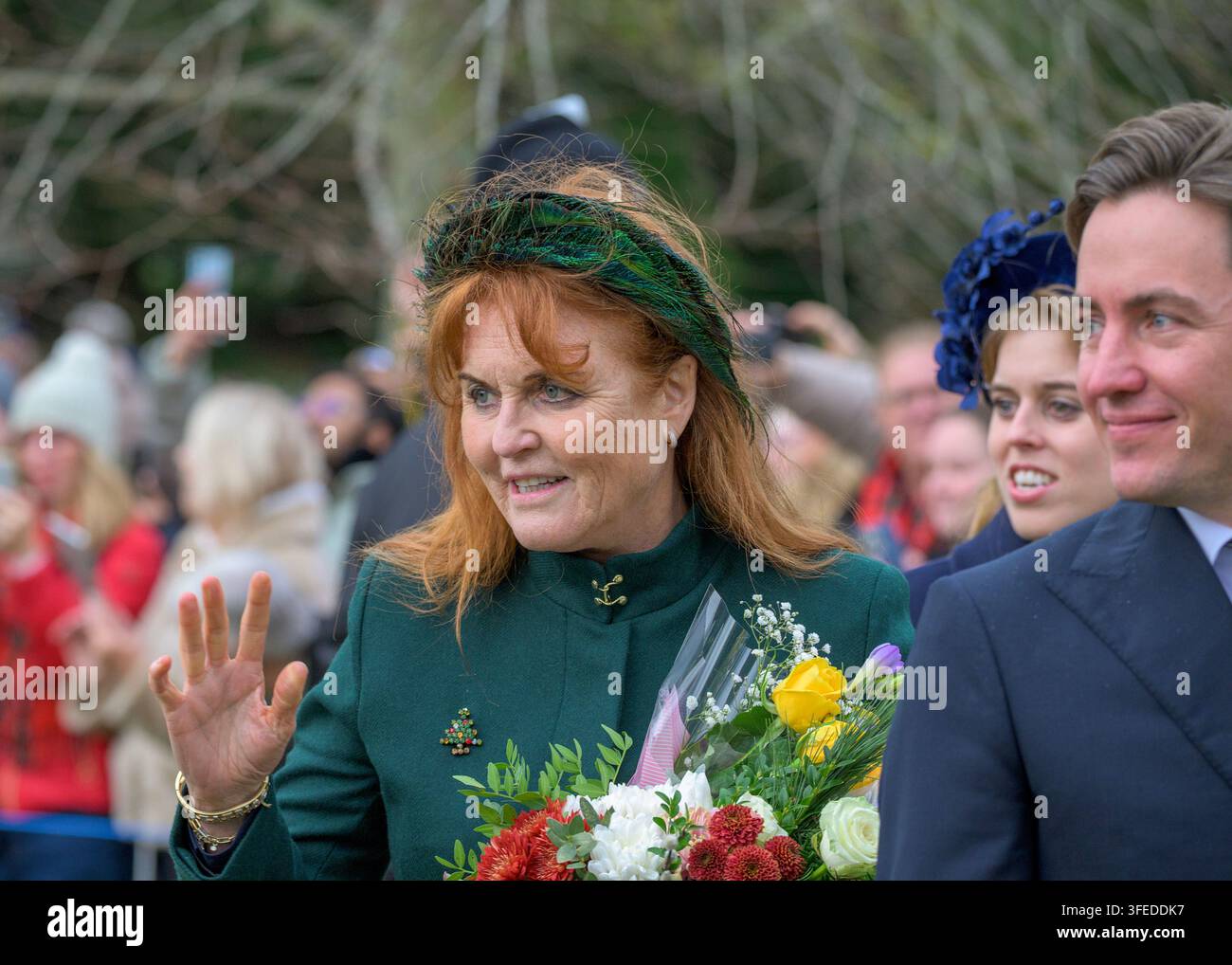 Die Herzogin von York mit Edoardo Mapelli Mozzi nach dem Besuch des Weihnachtsgottesdienstes in der St Mary Magdalene Church in Sandringham. 25. Dezember 2023 Stockfoto