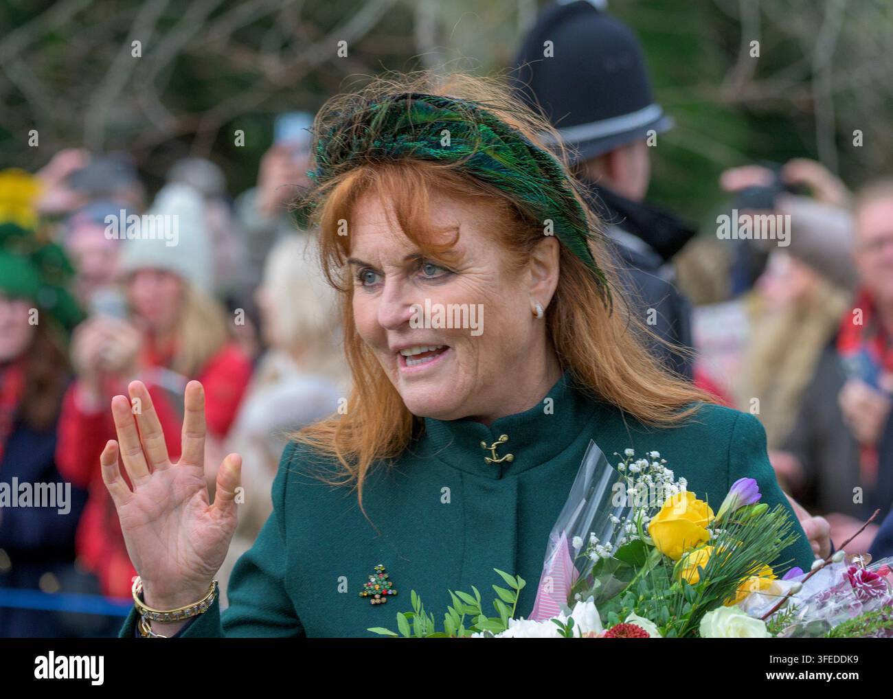 Die Herzogin von York macht Witze mit Menschenmassen, nachdem sie die Weihnachtsfeier in der St. Mary Magdalene Church in Sandringham besucht hat. Dezember 2023 Stockfoto