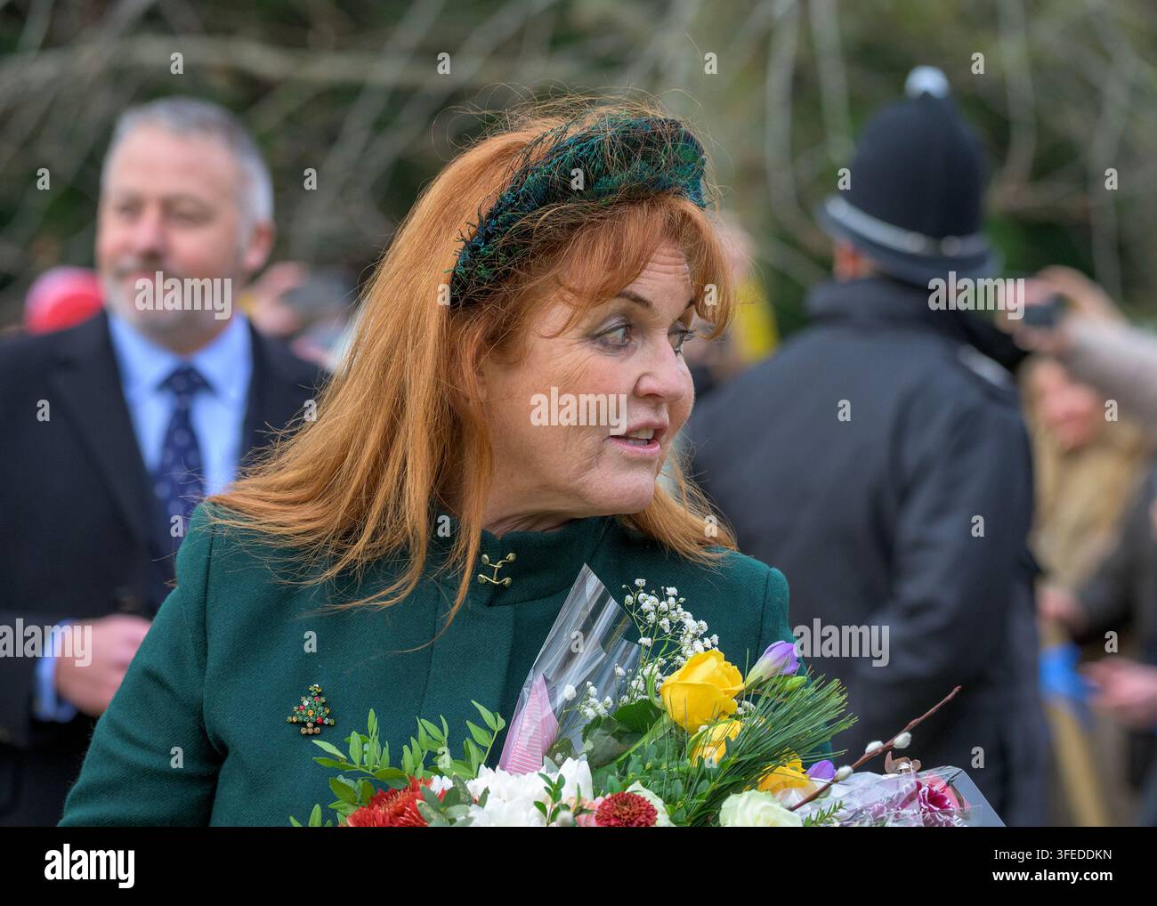 Die Herzogin von York macht Witze mit Menschenmassen, nachdem sie die Weihnachtsfeier in der St. Mary Magdalene Church in Sandringham besucht hat. Dezember 2023 Stockfoto