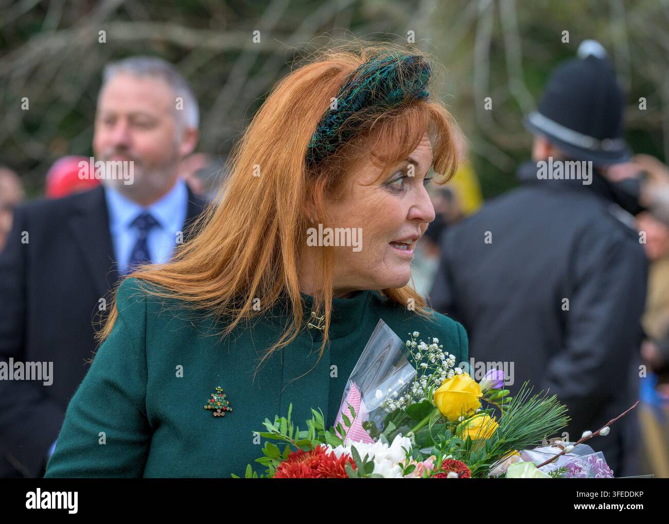 Die Herzogin von York macht Witze mit Menschenmassen, nachdem sie die Weihnachtsfeier in der St. Mary Magdalene Church in Sandringham besucht hat. Dezember 2023 Stockfoto