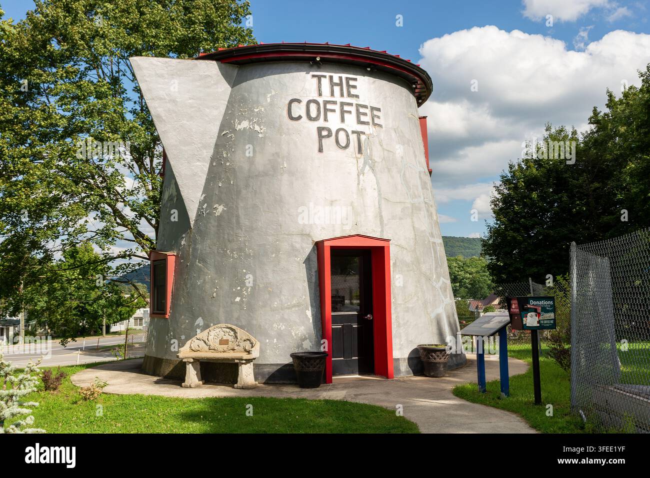 Bedford, Pennsylvania, 24. August 2026 - Historischer Coffee Pot, erbaut 1927 von David Koontz als Attraktion am Straßenrand für Autofahrer der Lincoln Highway in Stockfoto