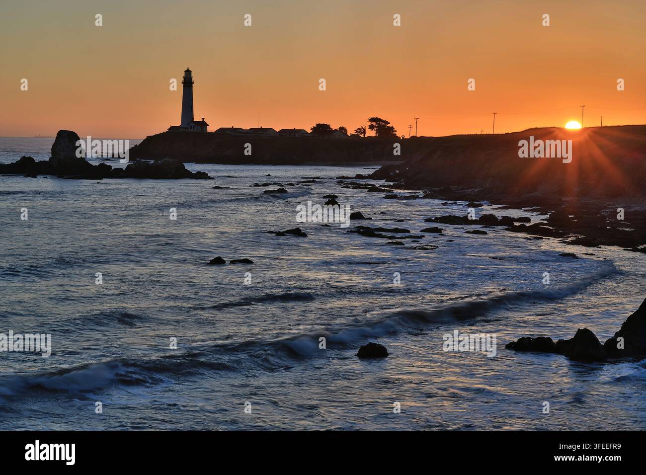 Ein dramatischer Küsten-Sonnenuntergang am Pigeon Point Lighthouse an der rauen Pazifikküste Kaliforniens. Stockfoto