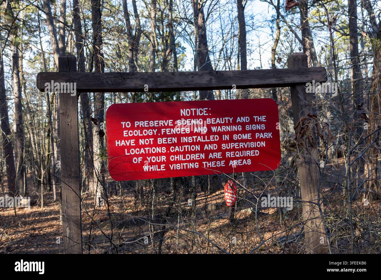 Rotes Ökologie- und Sicherheitshinweisschild am Beginn des Bear Cave Trails im Petit Jean State Park Arkansas Stockfoto