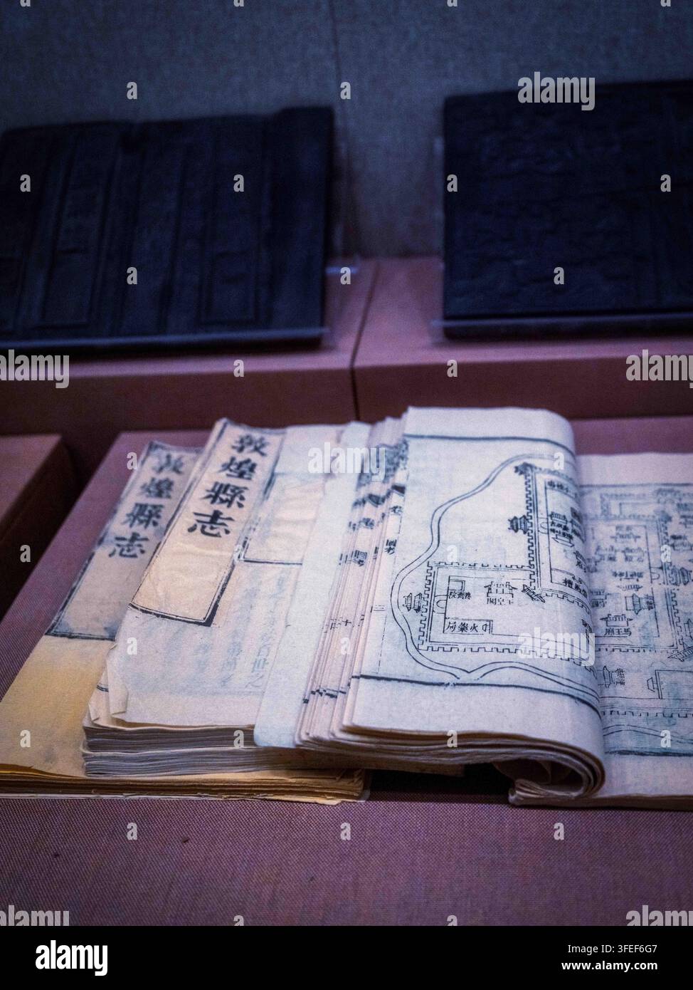 HolzschnittChronik der lokalen Chronik des Landkreises Dunhuang aus der Qing-Dynastie. Ausstellung einer antiken Stadtkarte und eines historischen Dokuments, gesammelt im Dunhuang-Museum Stockfoto