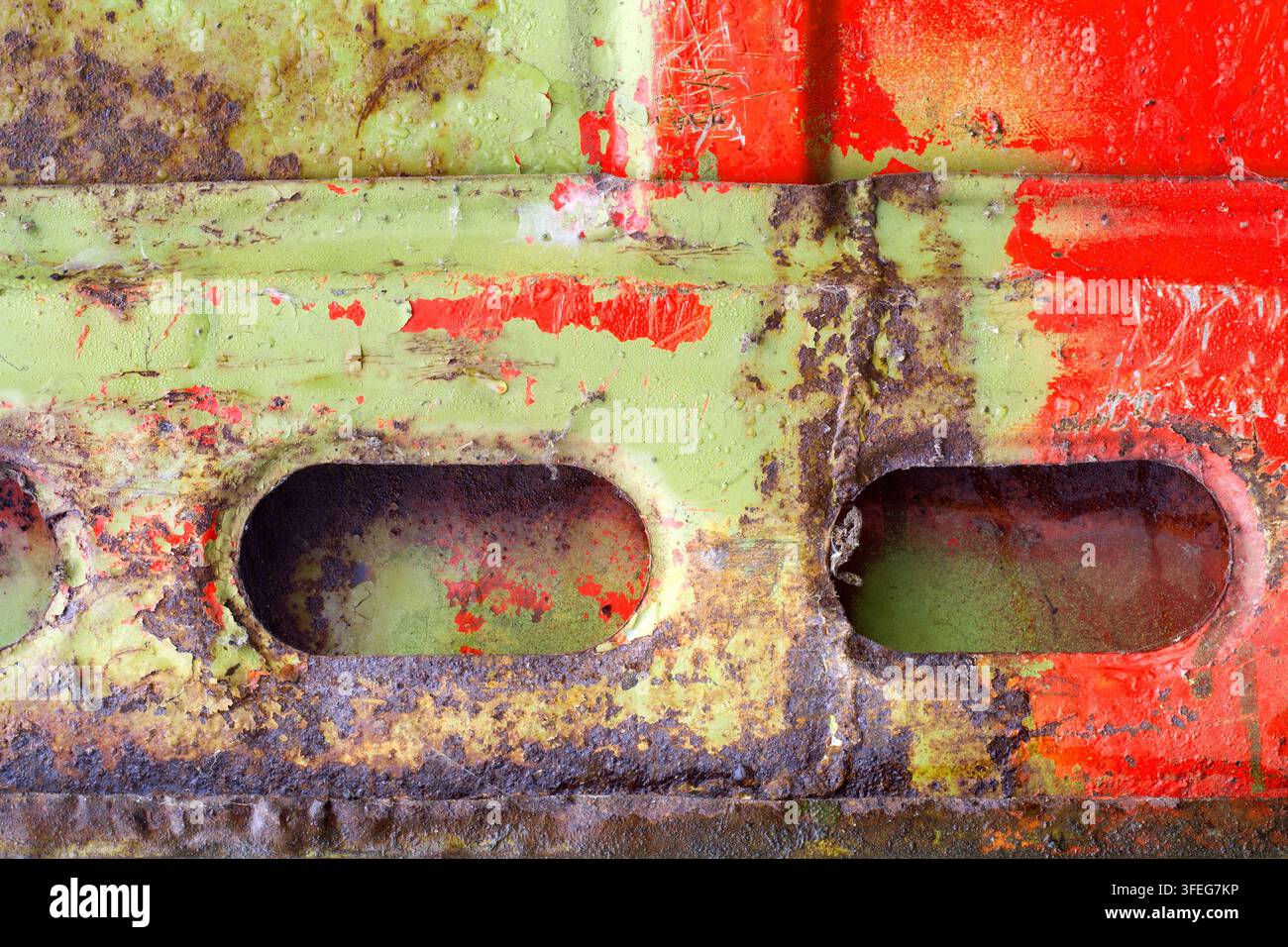 Nahaufnahme eines Fragmentes einer rostigen Motorhaube. Rost an einem alten Auto. Stockfoto