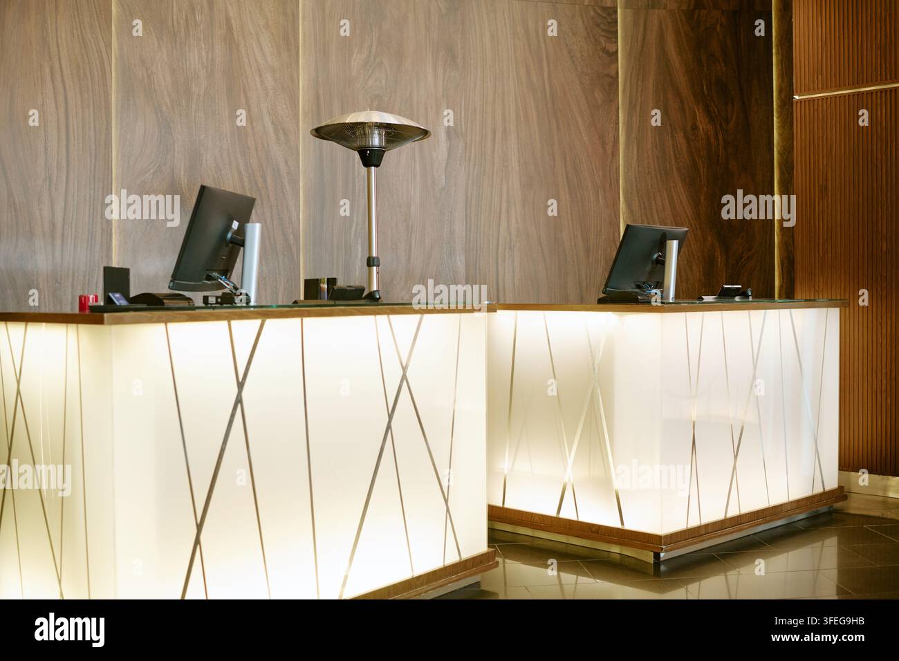 Leere Luxus-Hotel-Rezeptionstische in einer modernen Hotellobby Stockfoto