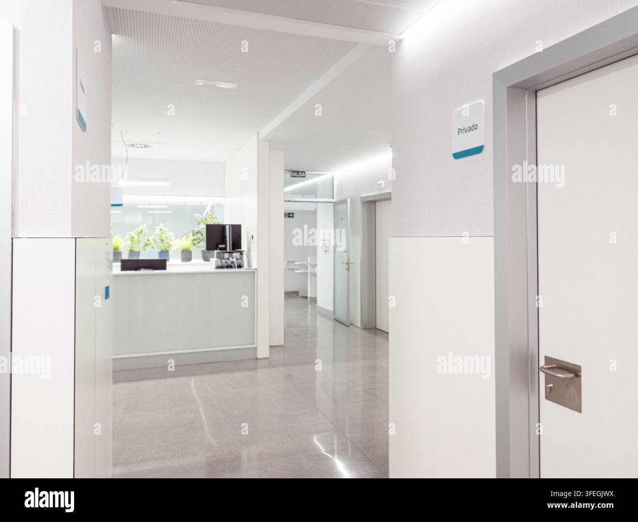 Moderne Klinikrezeption und Flur mit einem privaten Eingang Stockfoto