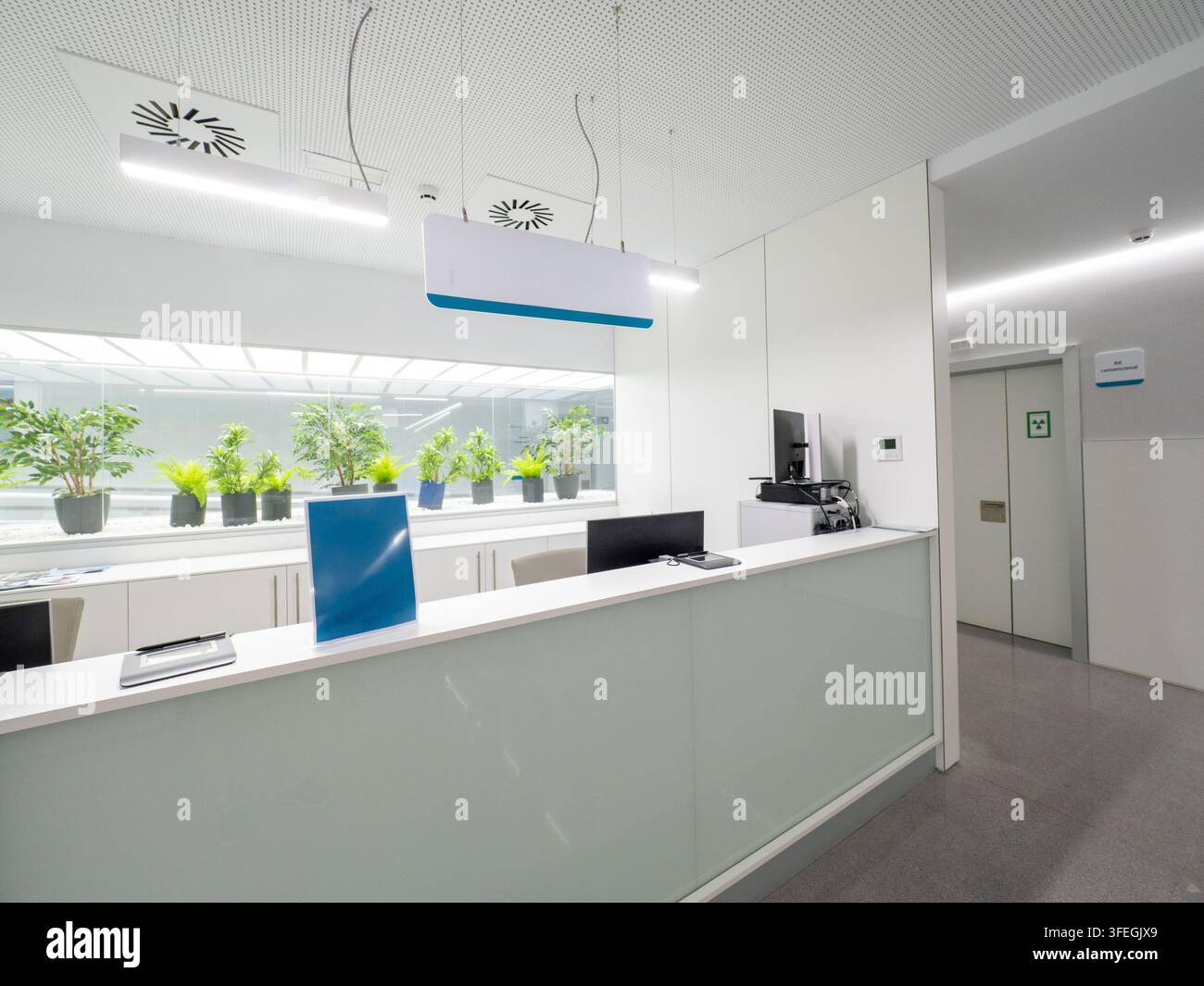 Moderner Empfangsbereich einer medizinischen Klinik oder Krankenhauslobby mit Pflanzen Stockfoto