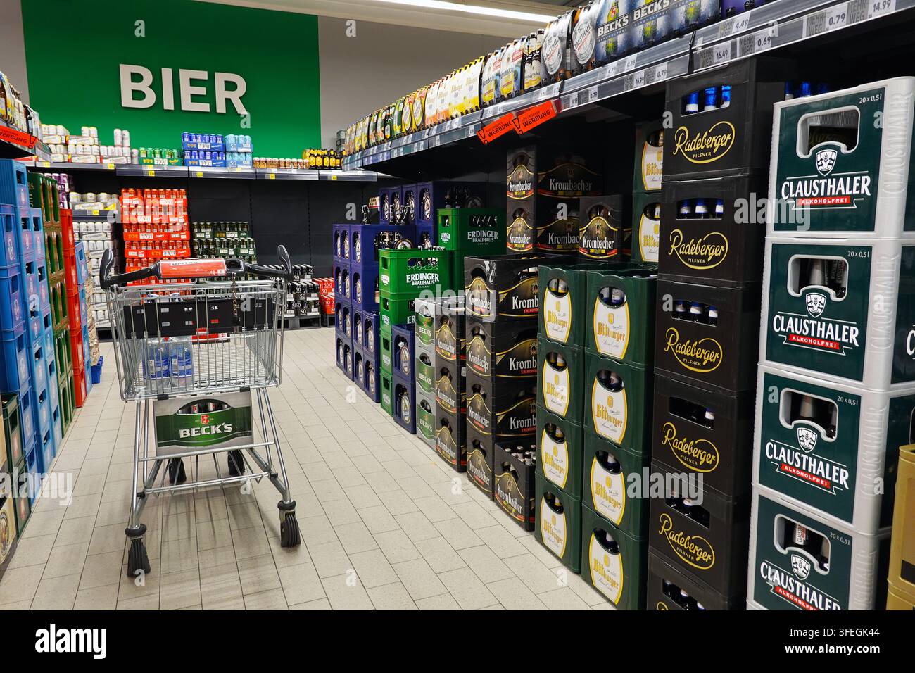 Bierkisten in einem Laden Stockfoto