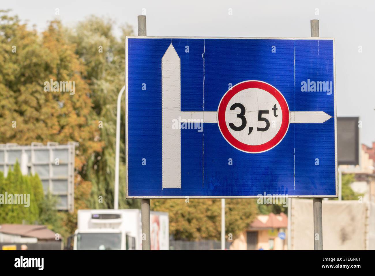Blaues Straßentafel mit einem 3,5-Tonnen-Gewichtsbeschilderung an einer Kreuzung Stockfoto
