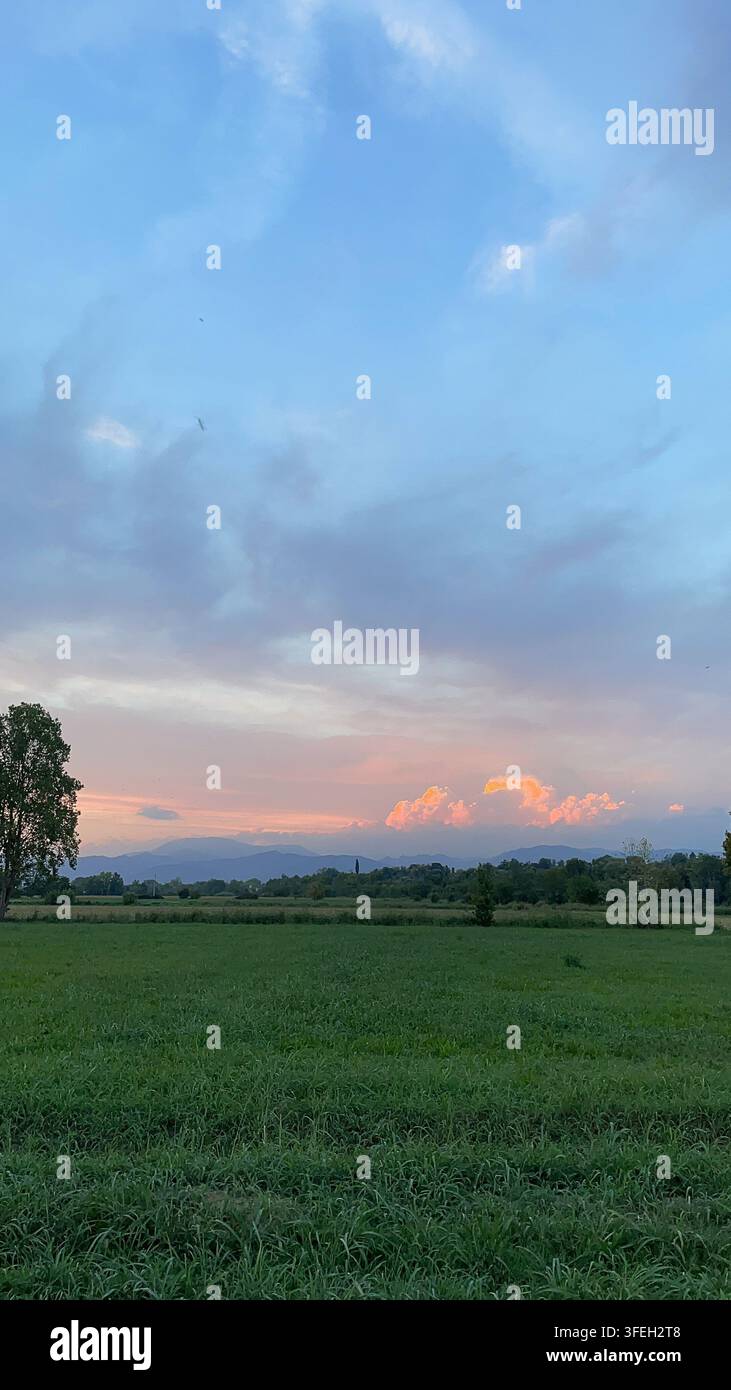 Regnerischer Tag in Azzano Mella, Italien, mit ruhigen Straßen, traditionellen Häusern, einer örtlichen Kirche und der friedlichen Atmosphäre einer kleinen italienischen Stadt. - Smartphone-aufgenommenes Stockfoto
