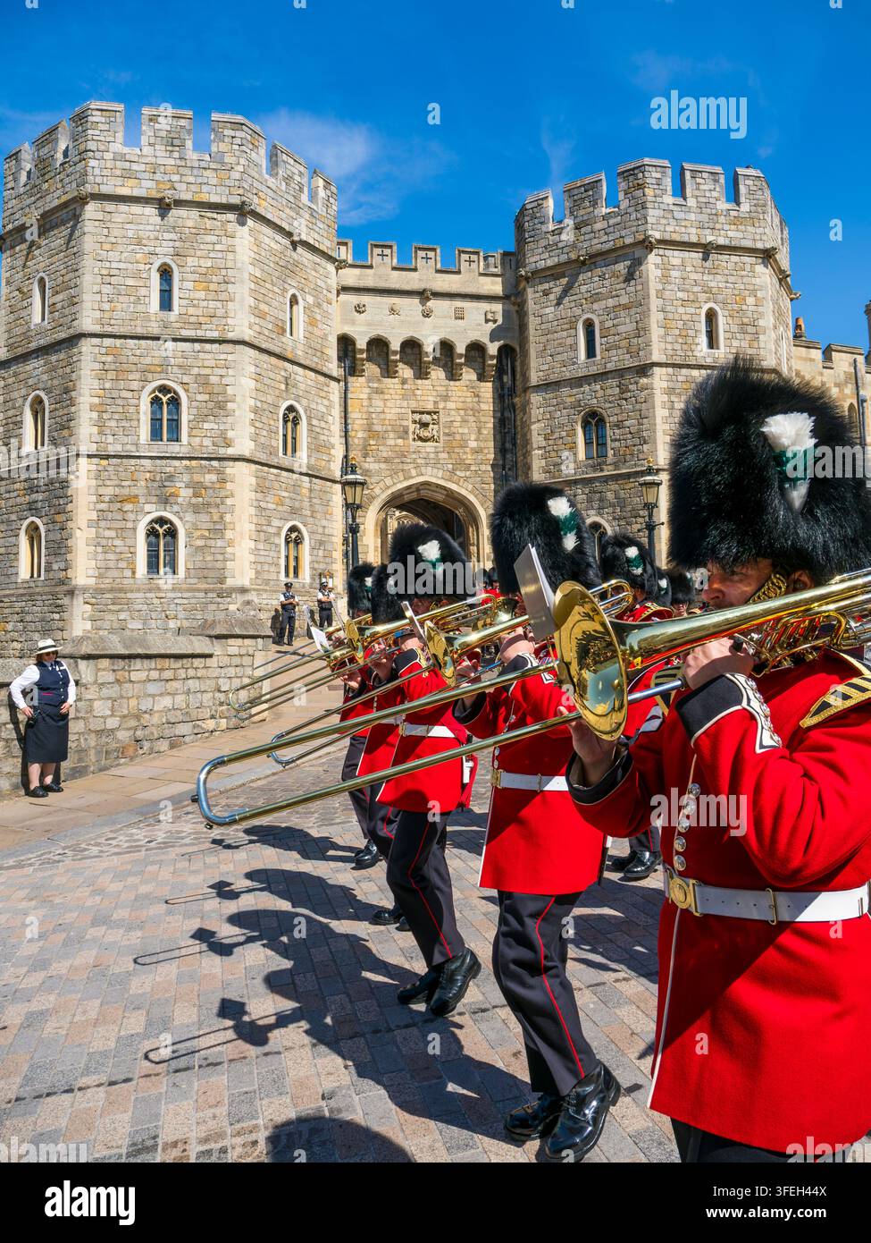 Marschband verlässt Windsor Castle, Windsor, England, UK. Stockfoto