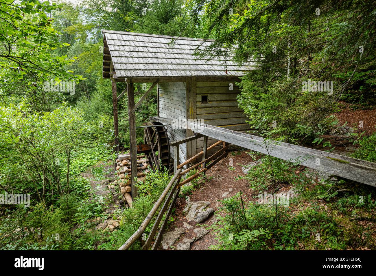 Die Ranftlmühle ist eine historische Wassermühle aus dem Jahr 1850, die an der Stimitz in Gößl nahe Grundlsee in der Steiermark liegt Stockfoto