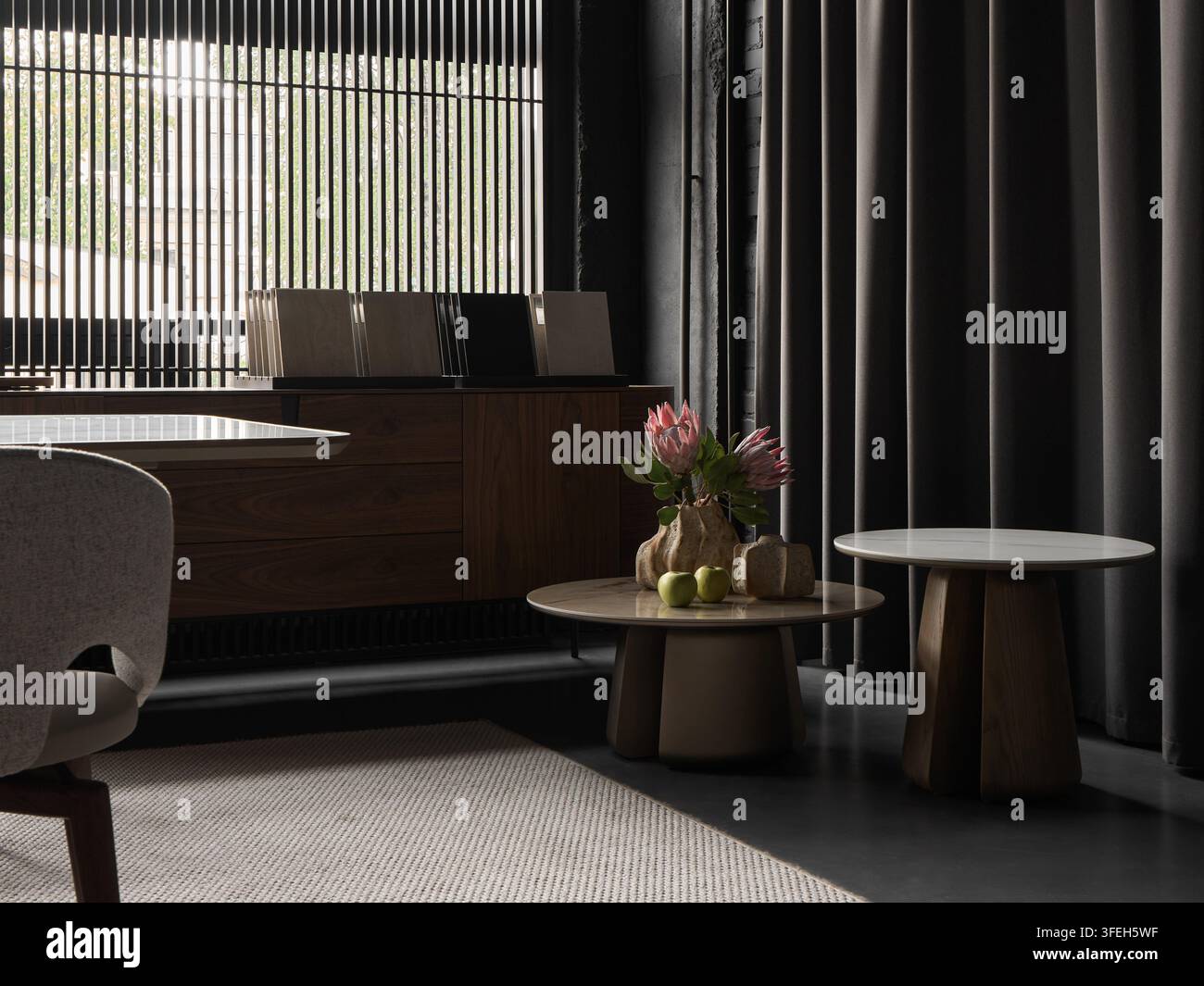 Elegantes modernes Wohnzimmer mit stilvollen Möbeln und Protea-Blumen Stockfoto
