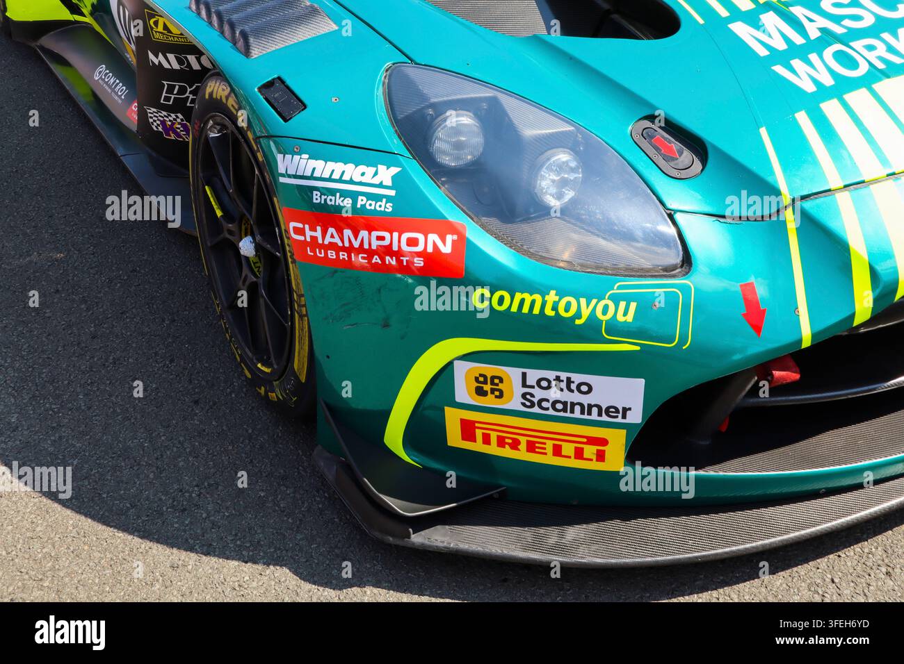 Detail eines Green GT-Rennwagens mit Sponsorenlogos Stockfoto