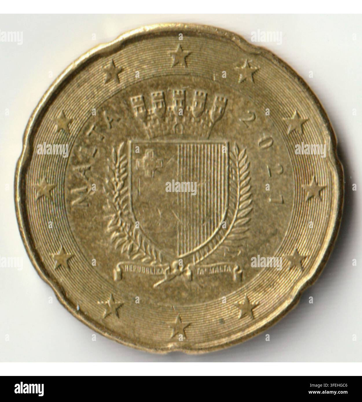 Malta 50-Cent-Euro-Münze 2021 mit offiziellem Wappen, nationalem Schild, gekrönt mit einer Mauerkrone und Olivenpalmenzweigen Stockfoto