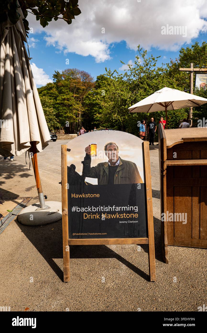 Asthall, England, 19. August 2026. Hawkstone-Lager-A-Frame-Werbtafel mit Jeremy-Clarkson-Bild vor einem Landgasthof Stockfoto