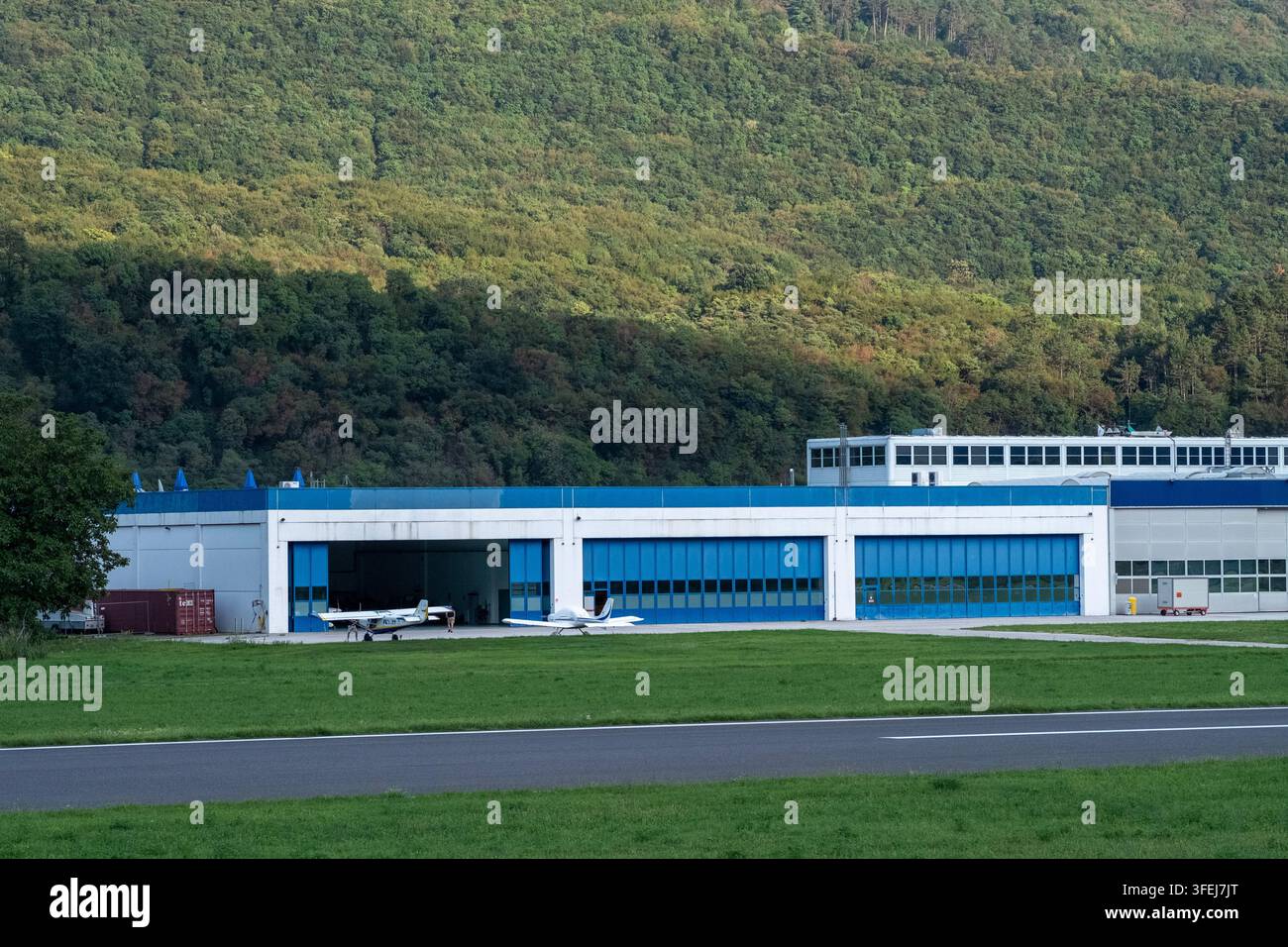 Einige kleine Flugzeuge, die am zivilen Flughafen von Trient im Trentino in Norditalien geparkt sind Stockfoto