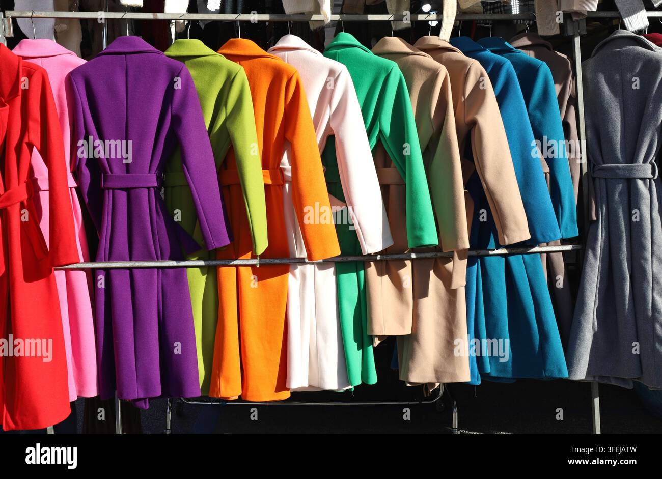 Wintermäntel für Damen in verschiedenen Farben im Bekleidungsgeschäft ausgestellt. Stockfoto