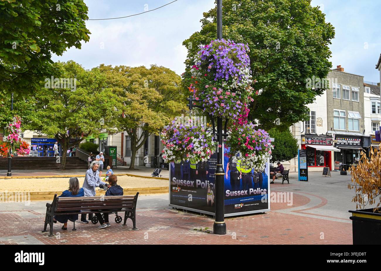 Blumenpräsentationen in Hängekörben im Stadtzentrum von Worthing, West Sussex, England, UK Stockfoto